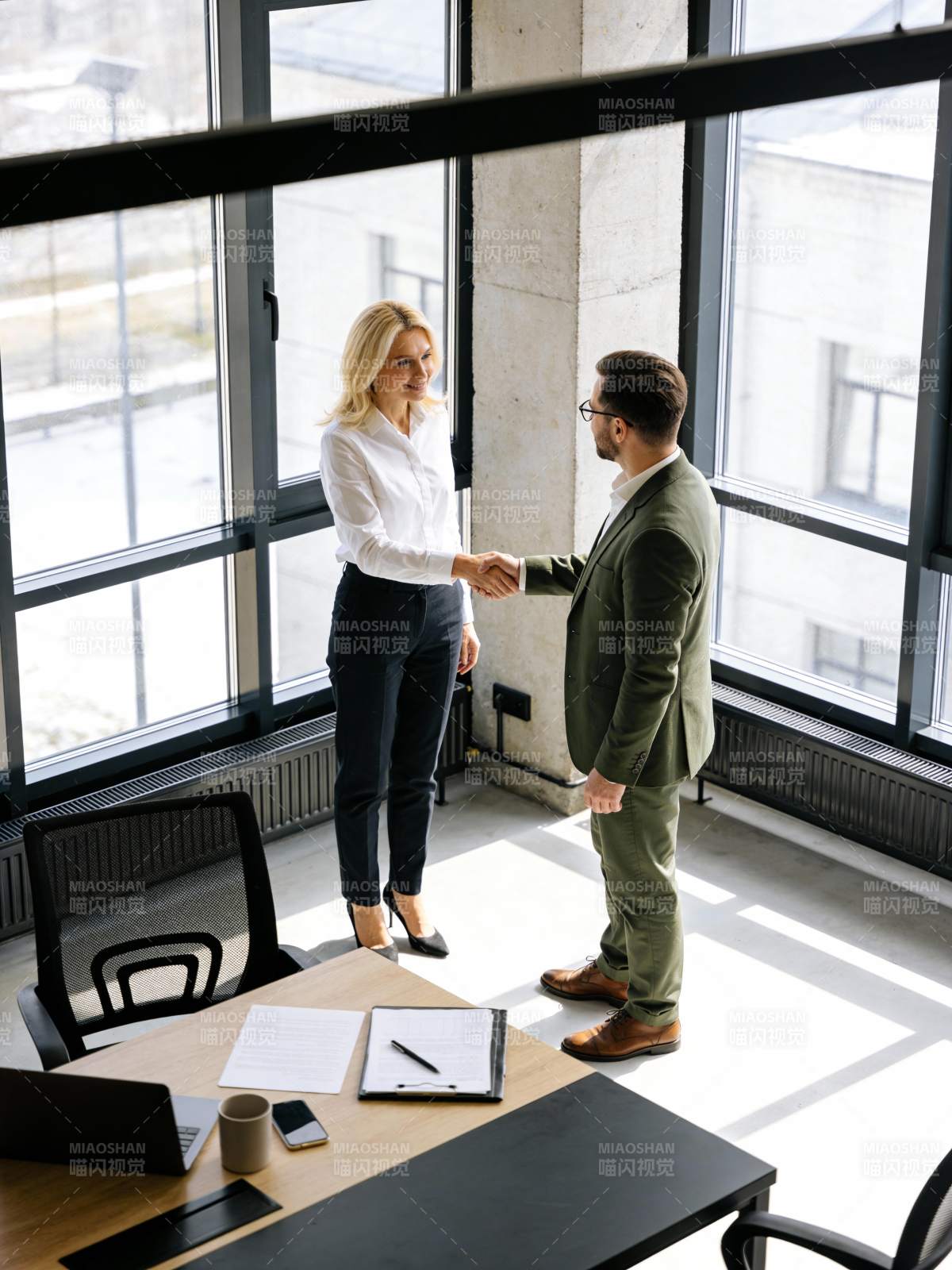商务握手合作瞬间图片
