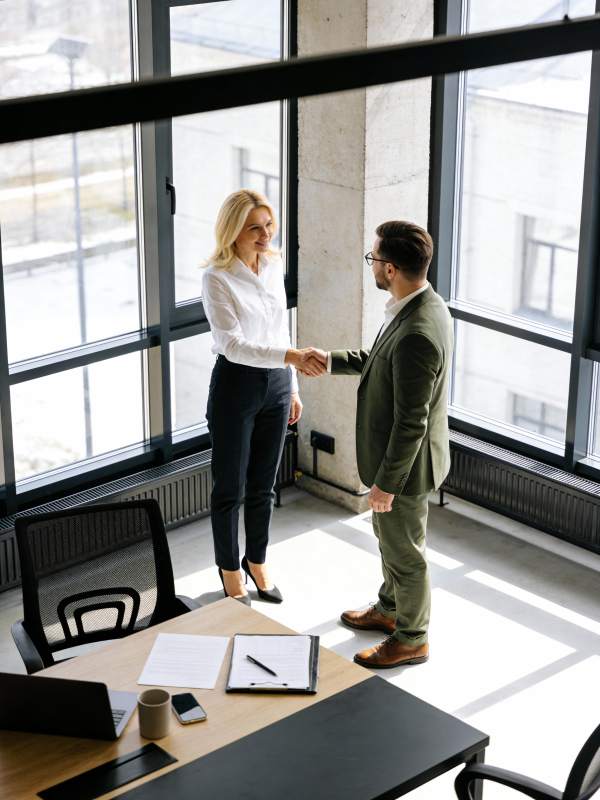 商务握手合作瞬间图片