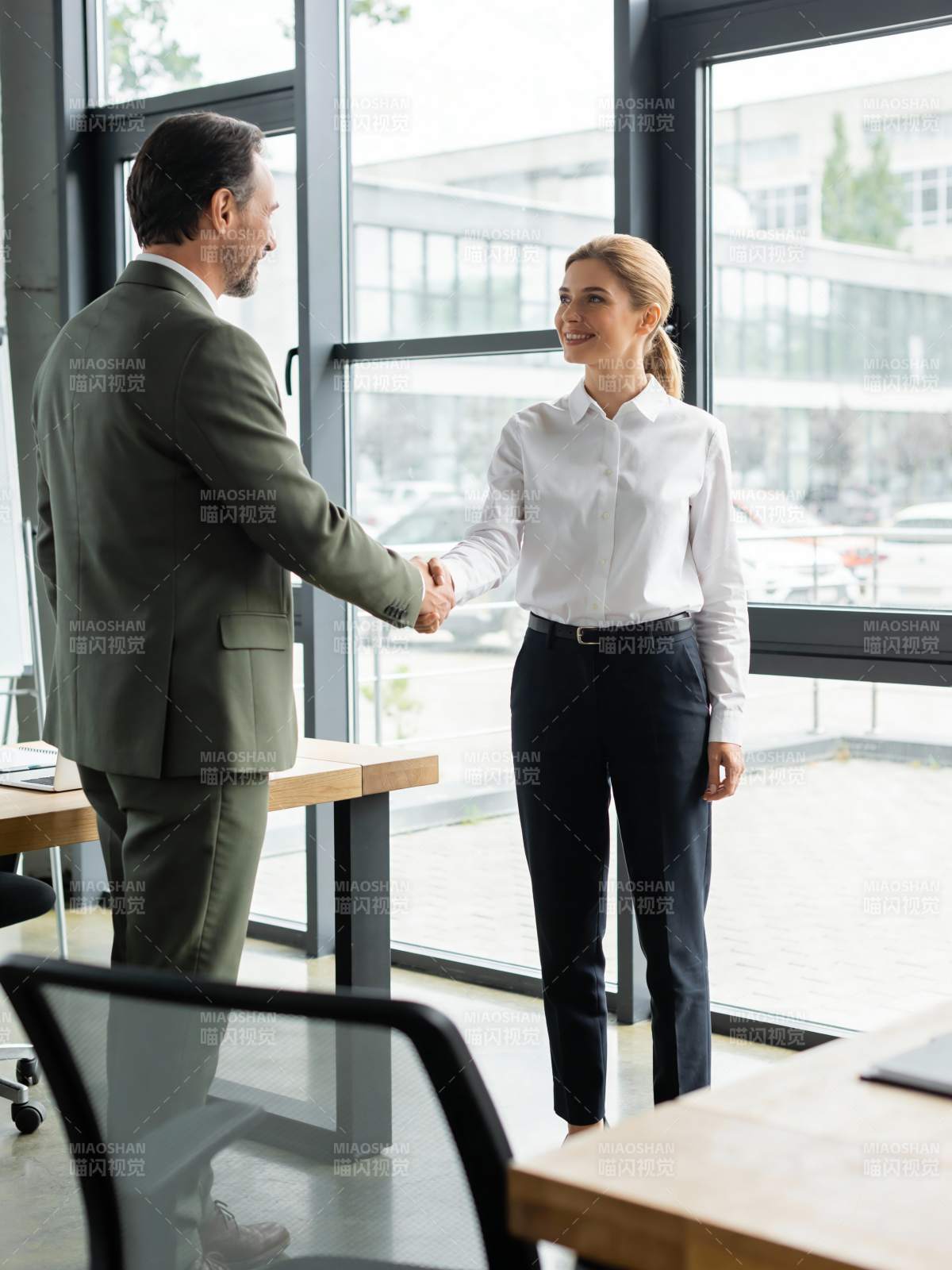 商务握手合作瞬间图片