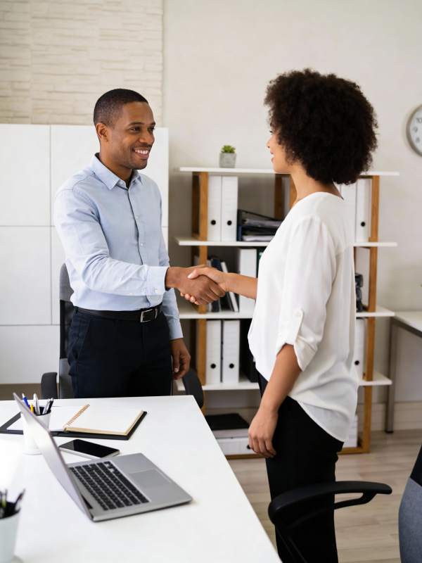 职场握手合作瞬间图片