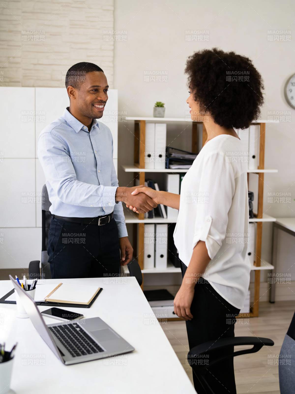 职场握手合作瞬间图片