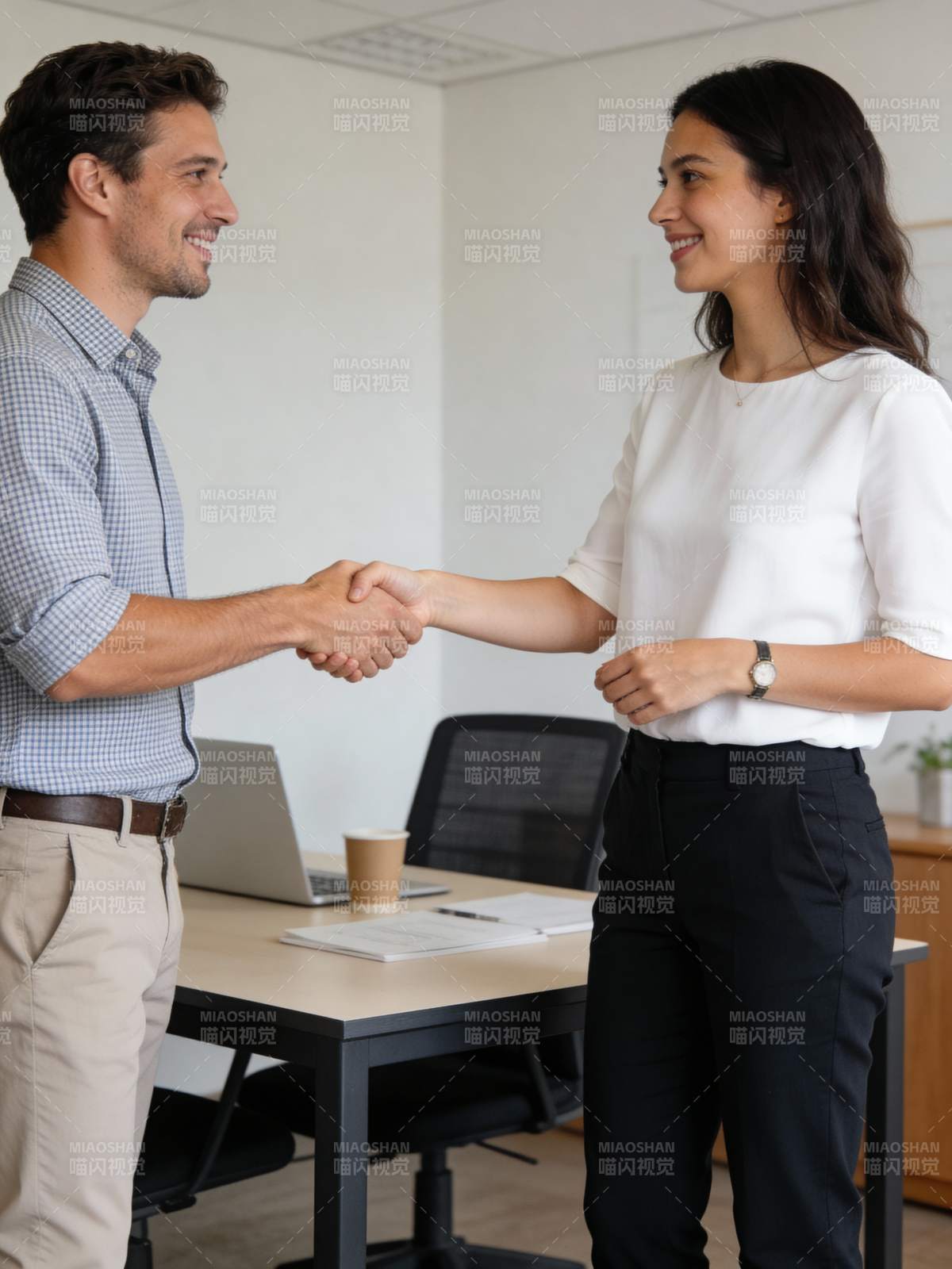 职场握手合作瞬间图片