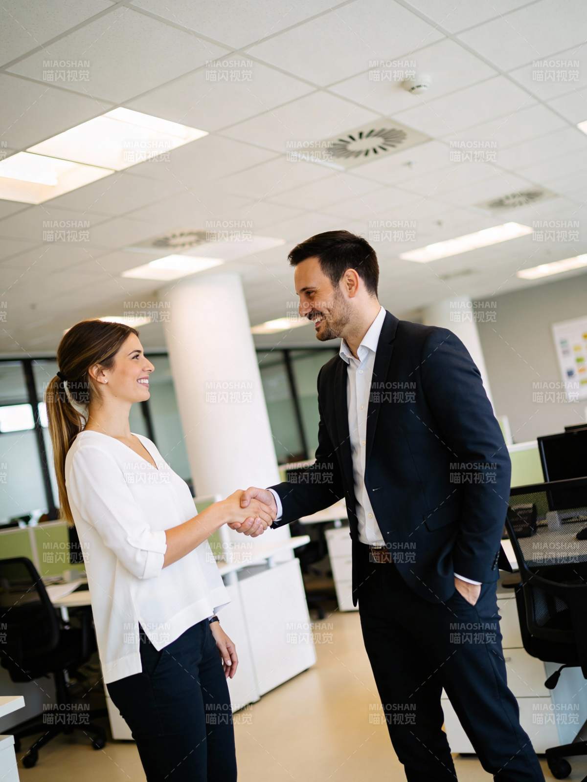 职场握手合作瞬间图片