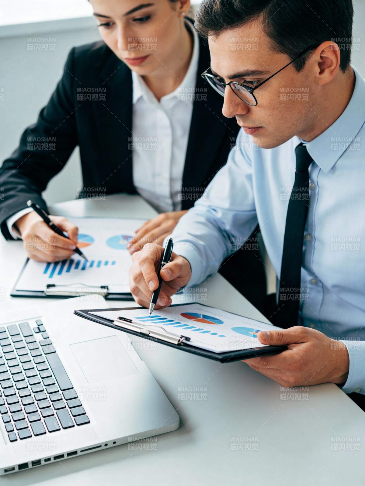 商务人士分析数据图片