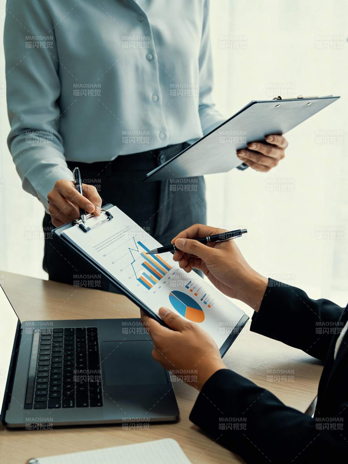 商务洽谈分析数据图片