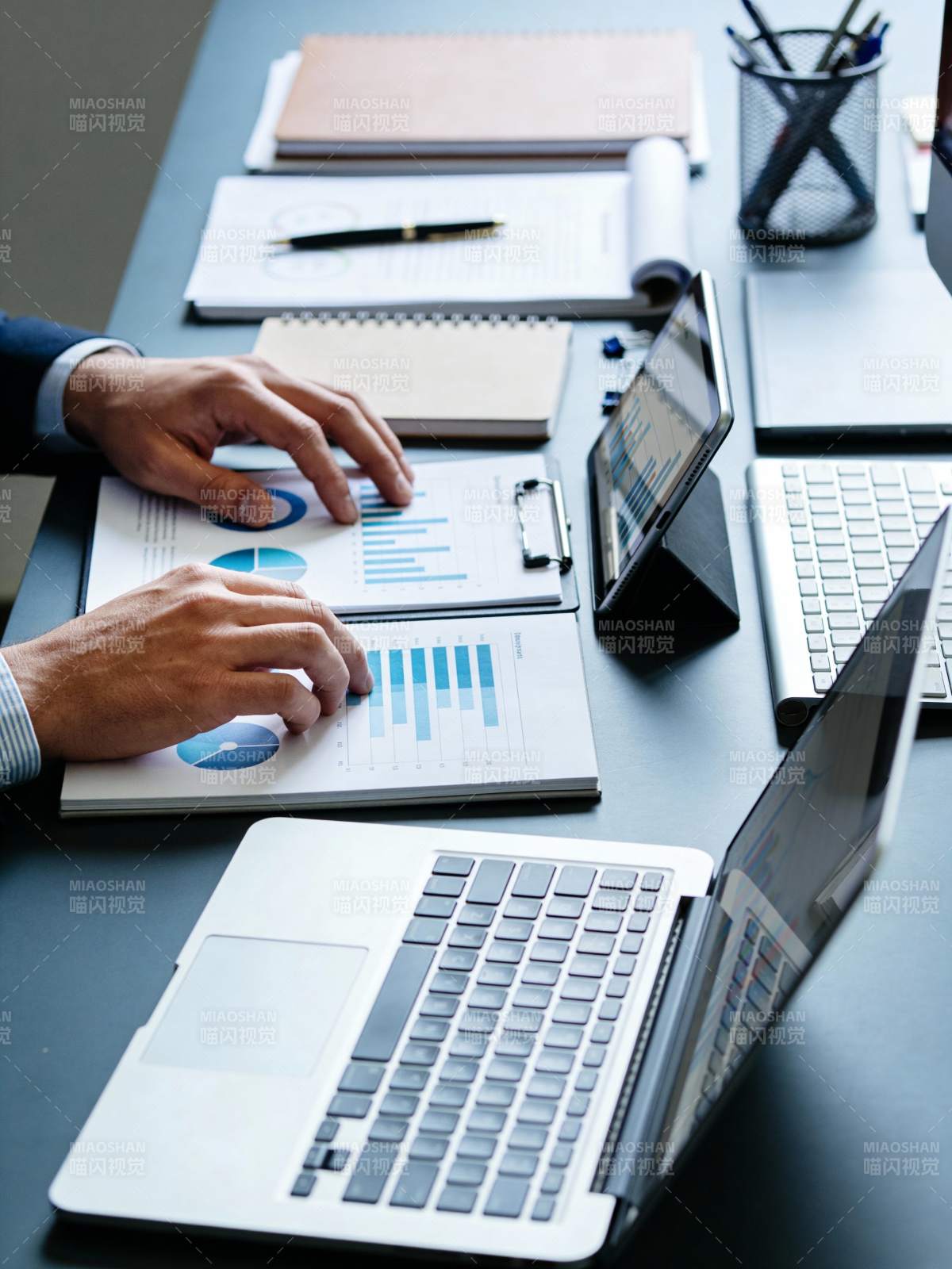 办公桌上的数据分析图片