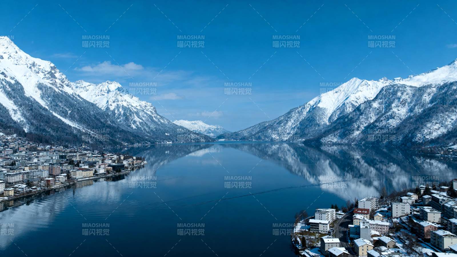 雪山湖畔小镇图片