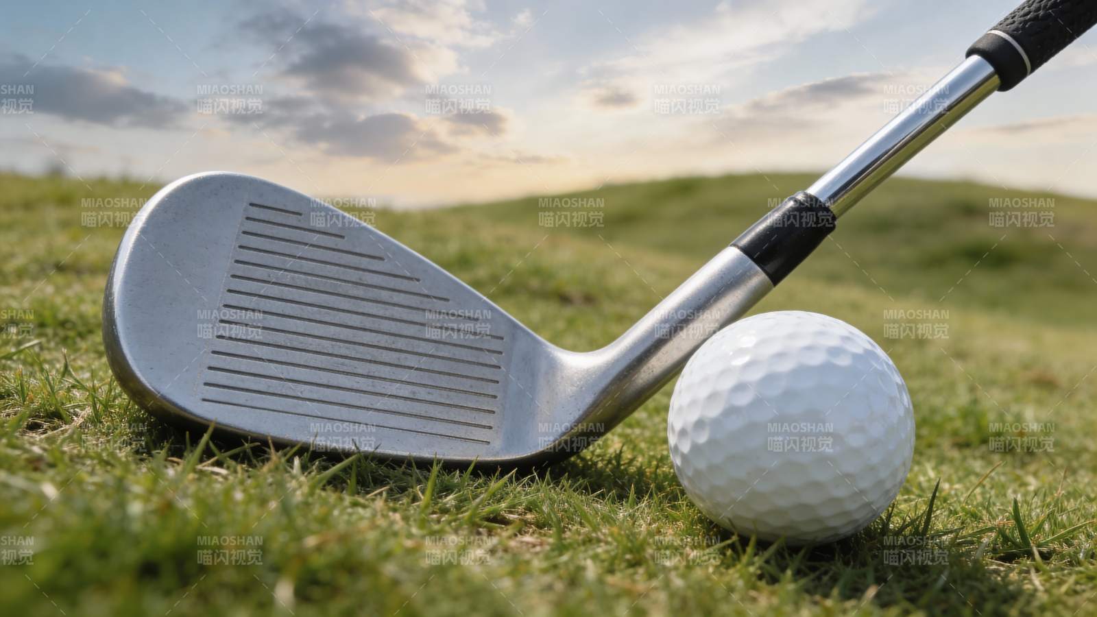 高尔夫球杆与球图片