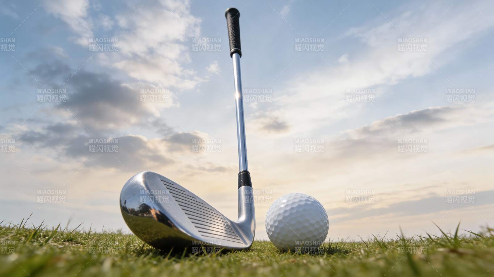 高尔夫球与球杆图片