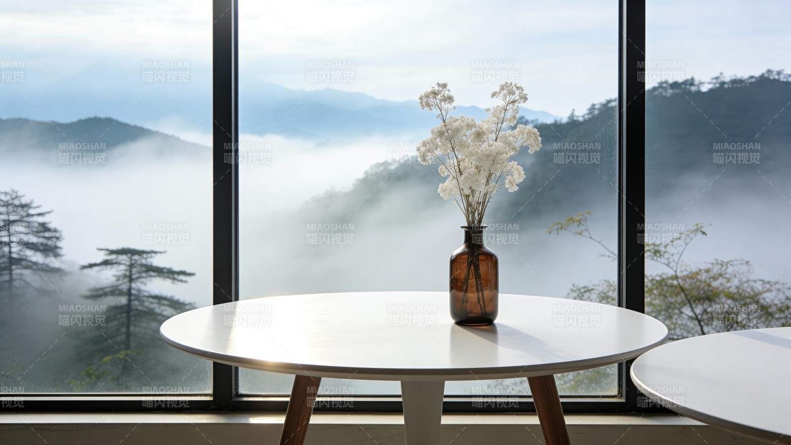 窗前花影山雾图片