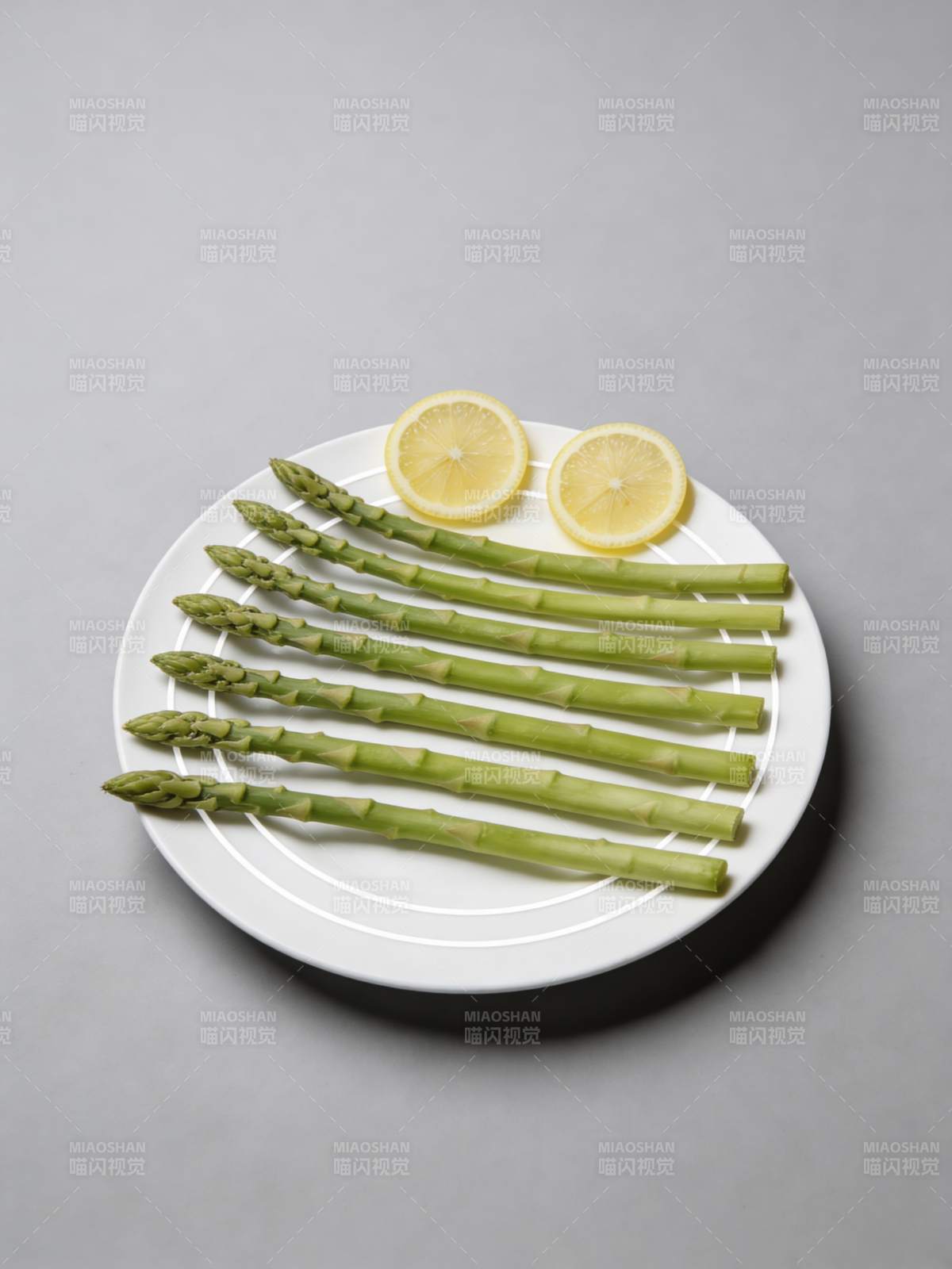 芦笋配柠檬片图片