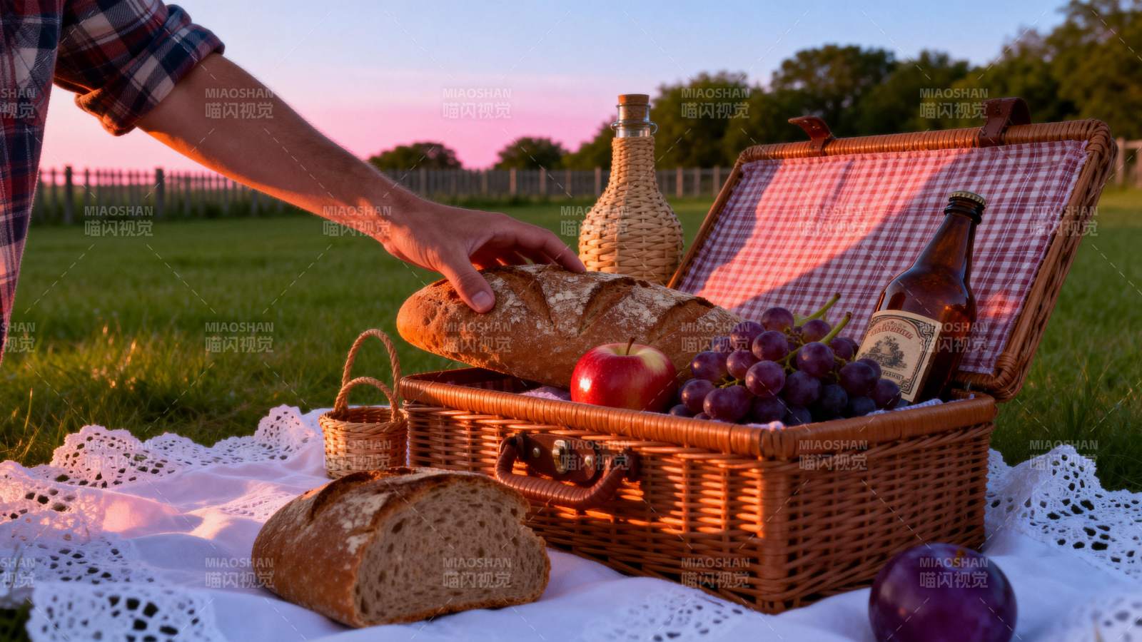 野餐篮中的美食图片