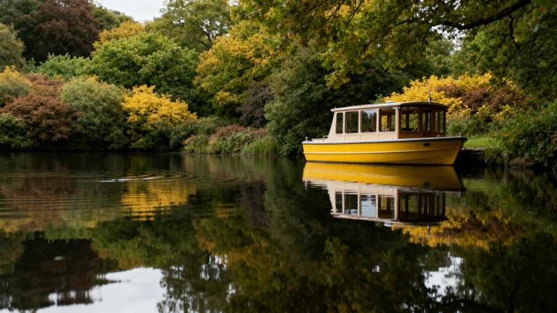 秋湖黄舟静影图片