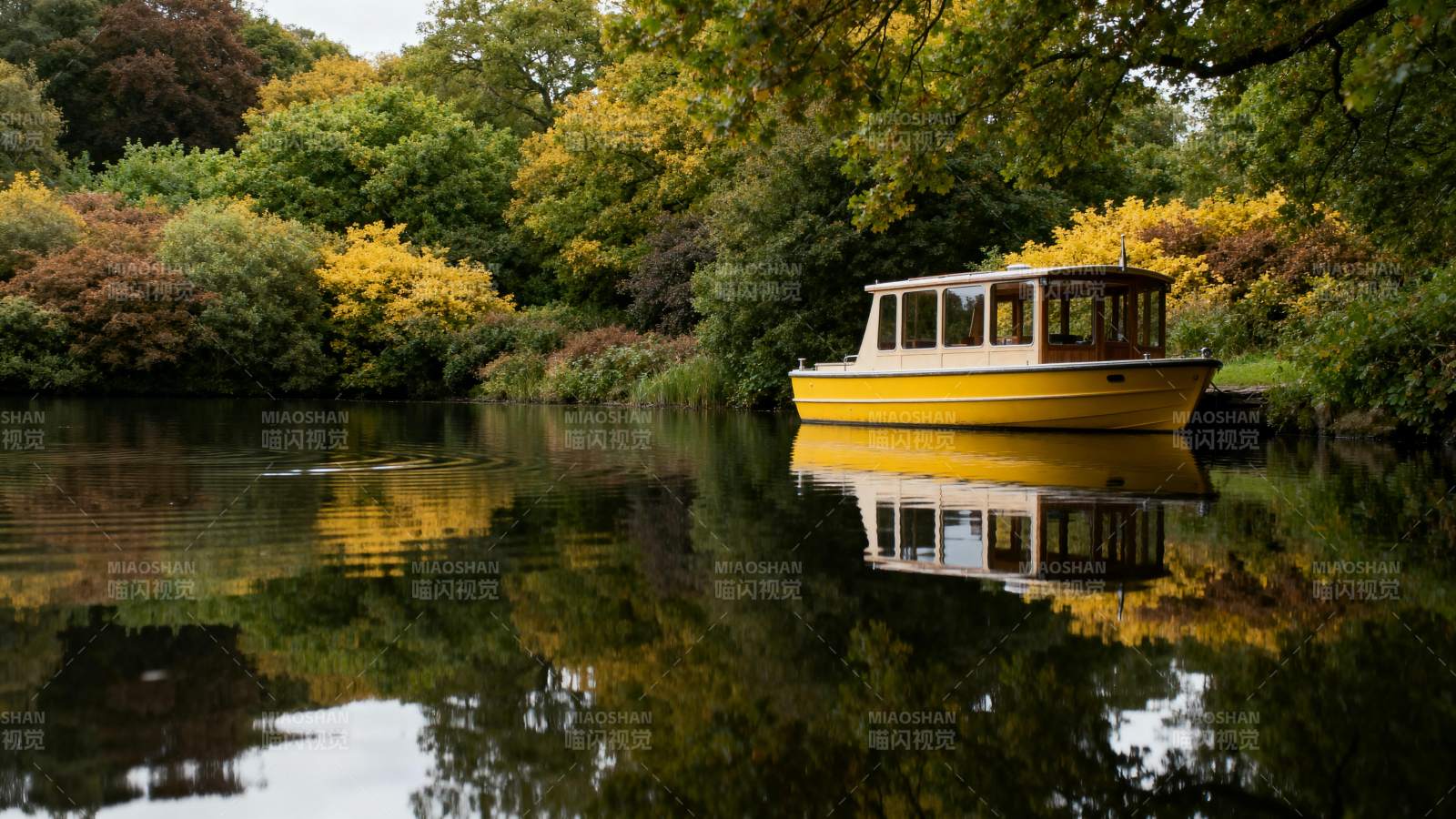 秋湖黄舟静影图片