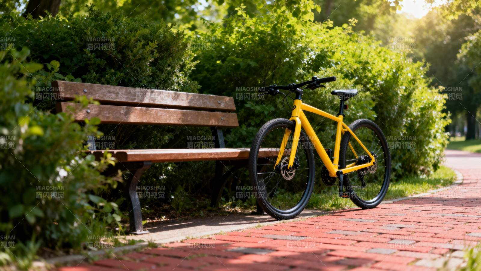 公园里的黄色自行车图片