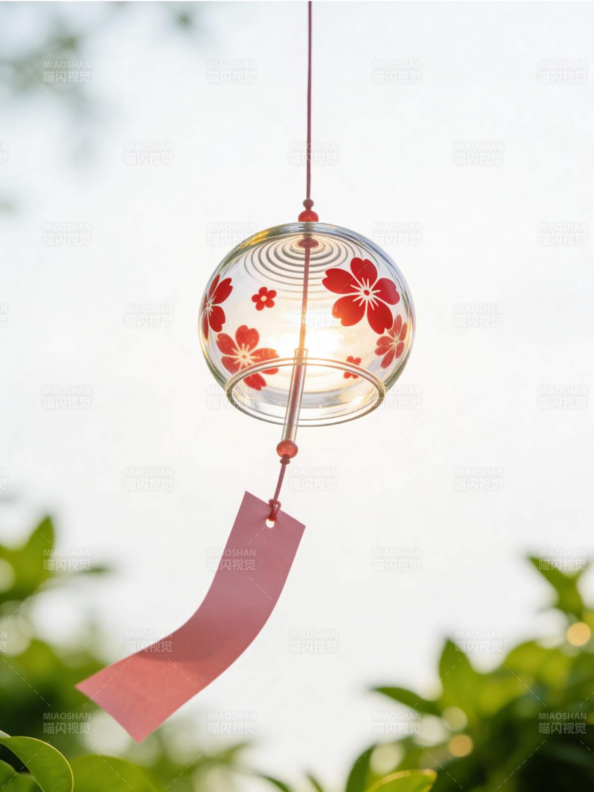 樱花风铃迎风摇曳图片