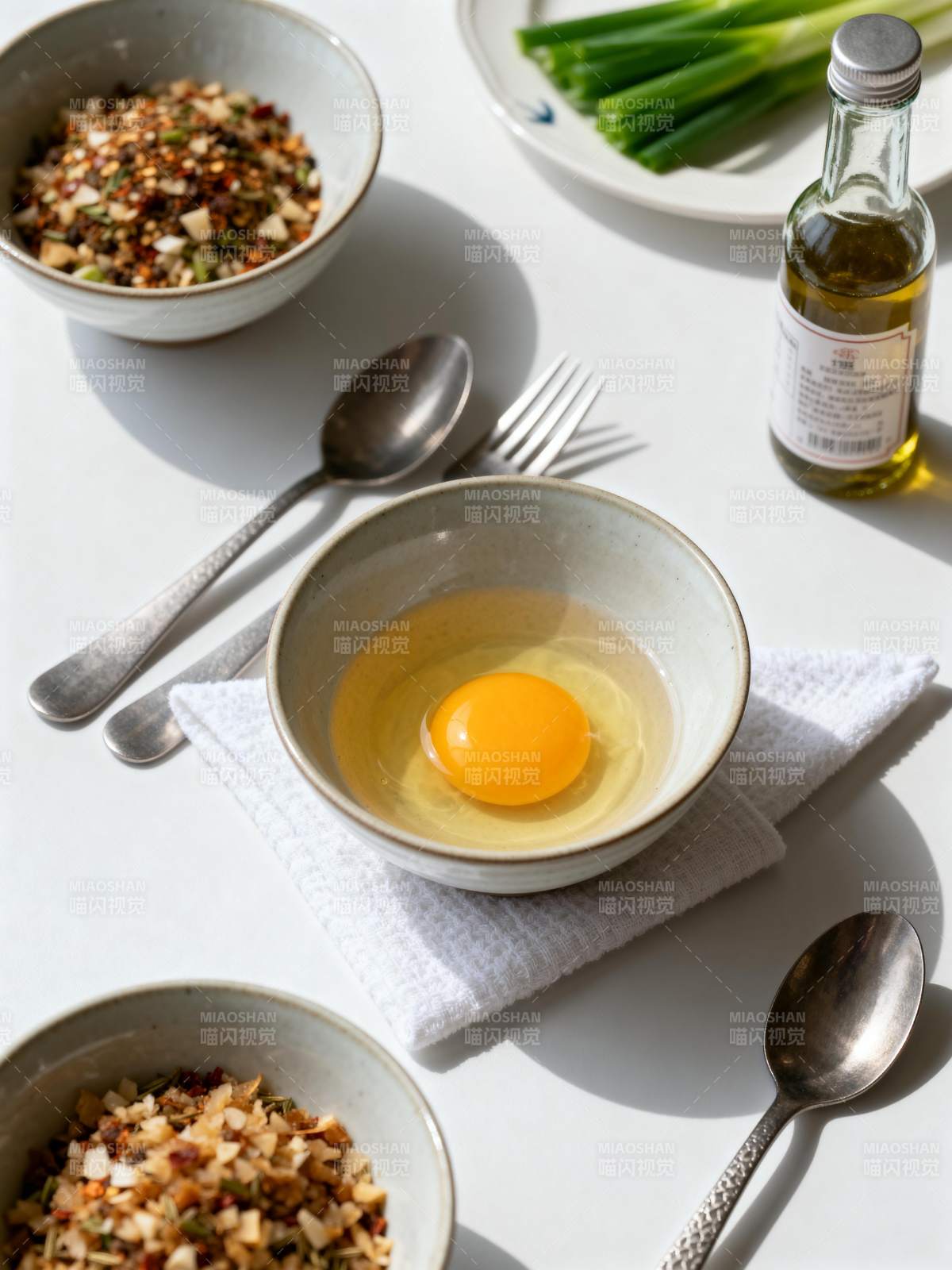 蛋黄与香料准备中图片