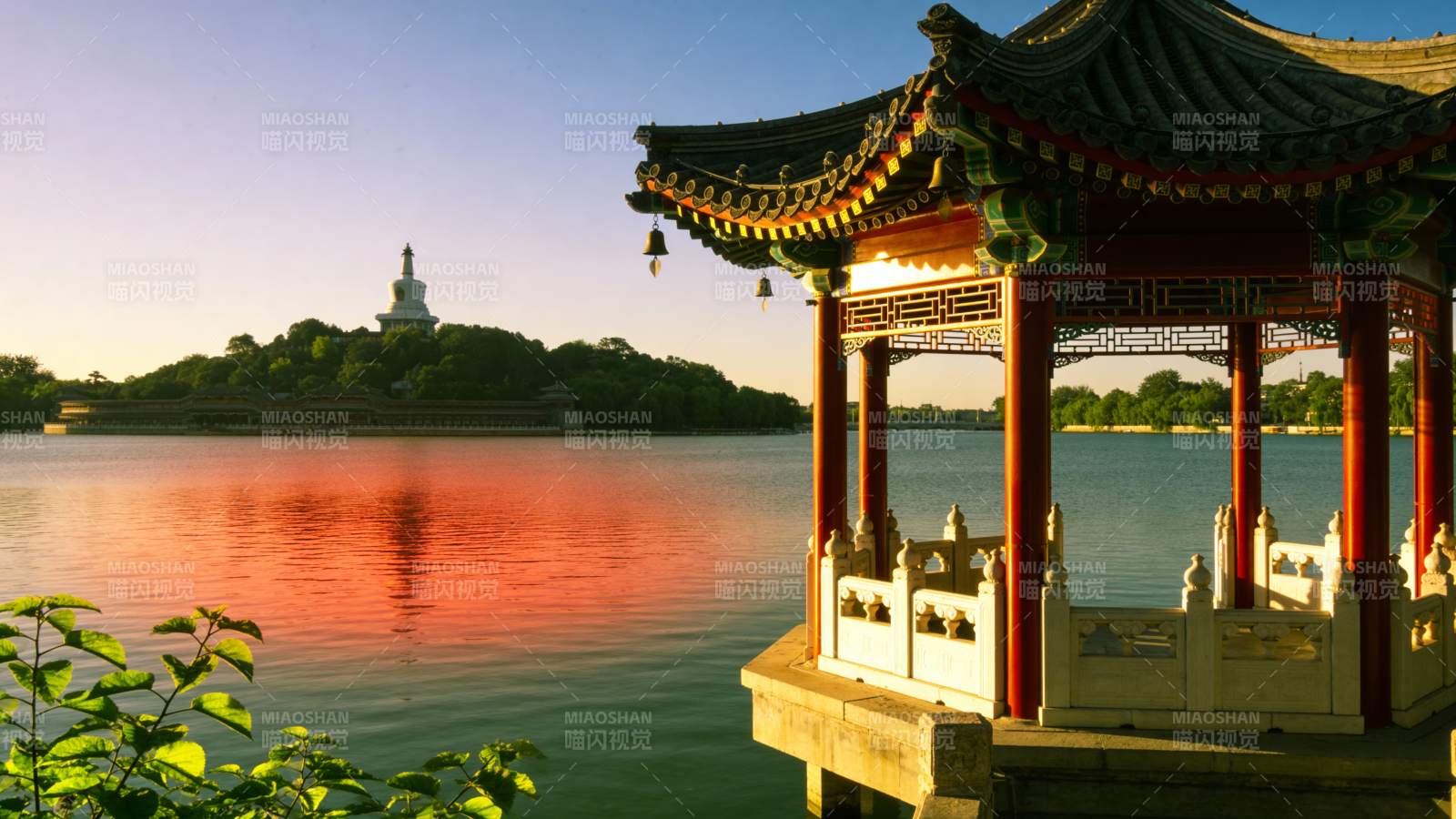 湖畔亭台映晚霞图片