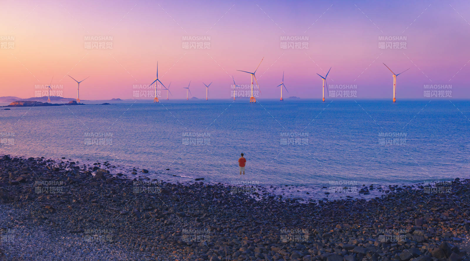 海上风车与落日图片
