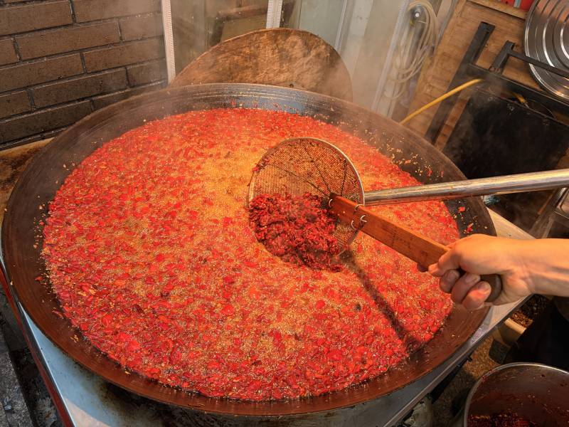 大锅炒制红辣椒图片