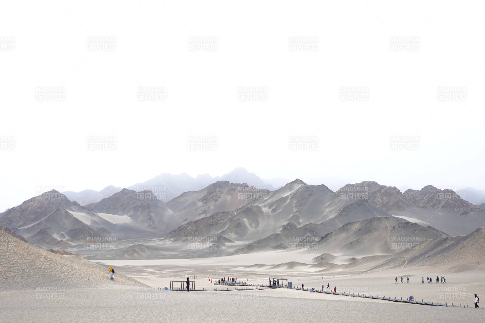 黑独山的远行者图片