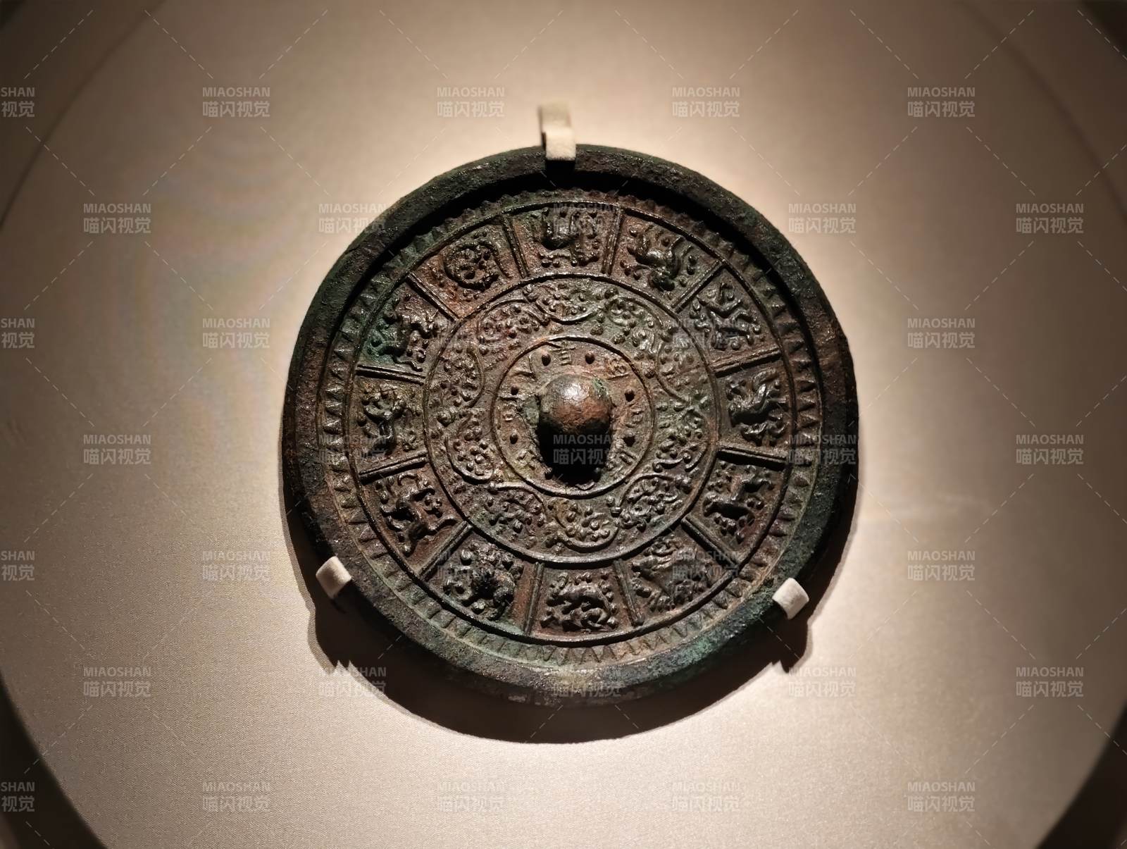 古铜镜纹饰精美 十二生肖铜镜 隋图片