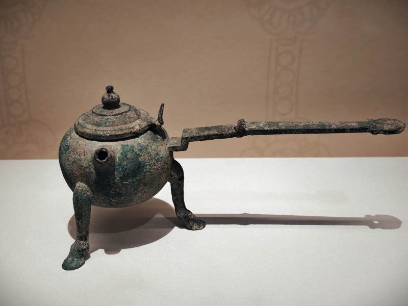 古铜茶壶静置展台 铜醮斗 隋 李静训图片