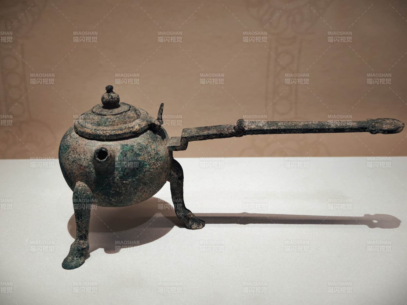 古铜茶壶静置展台 铜醮斗 隋 李静训图片