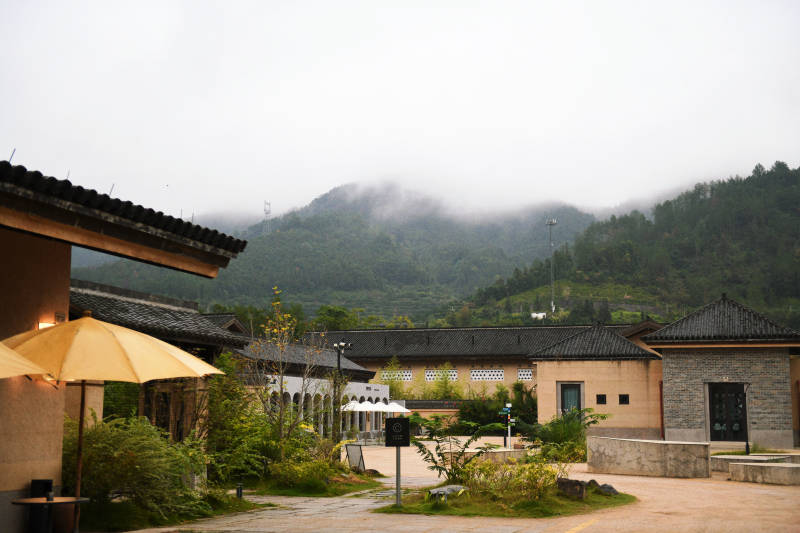 山间庭院雾景图片