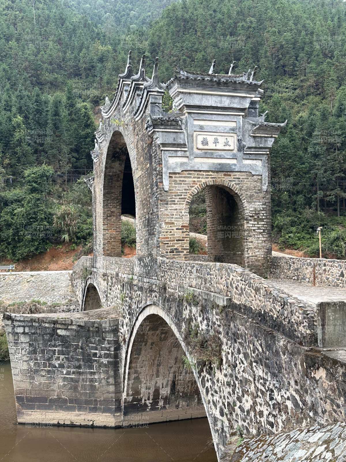 龙南古桥飞檐映青山图片