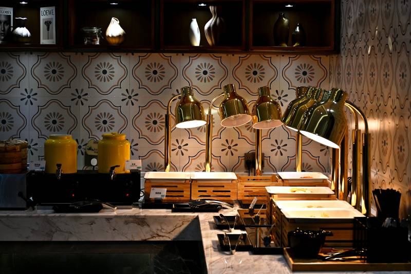 复古厨房灯饰特写图片