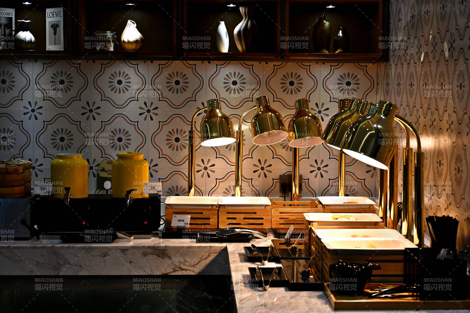 复古厨房灯饰特写图片