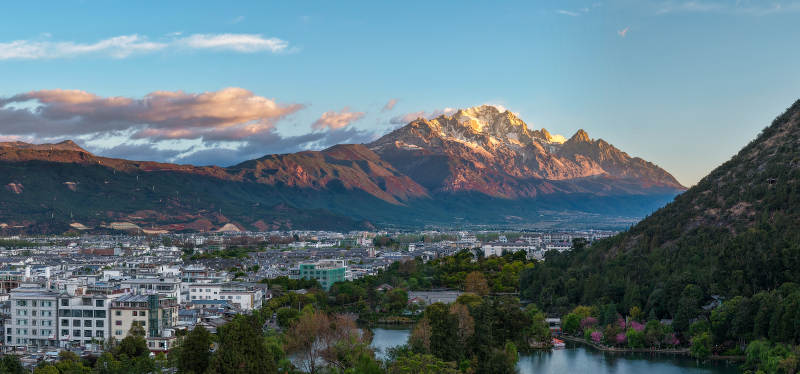 丽江黑龙潭玉龙雪山日照金山图片