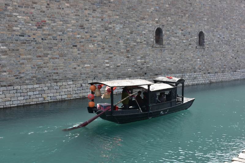 古墙边的游船图片