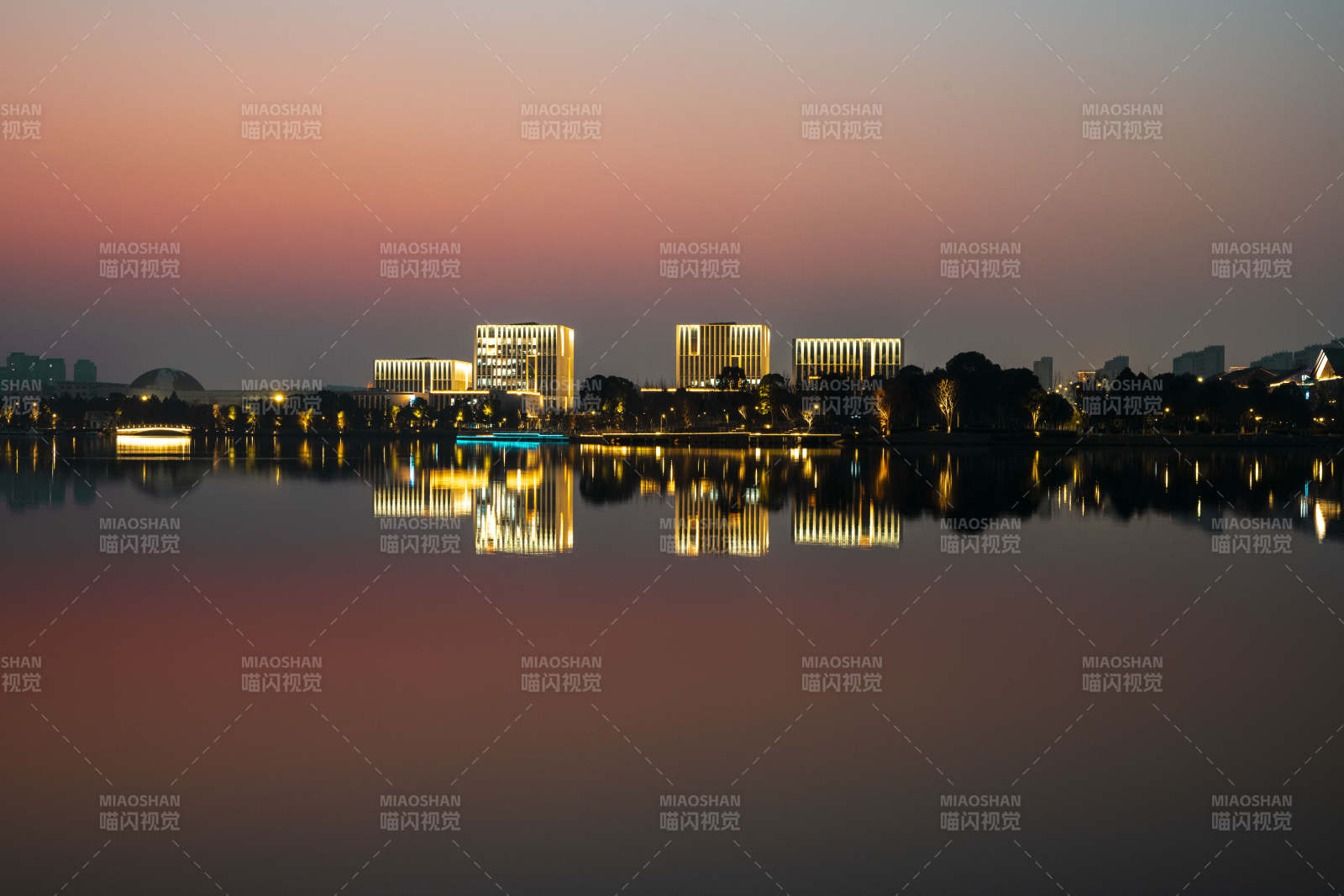 湖畔夜景倒影图片