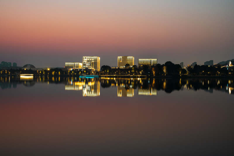 湖畔夜景倒影图片