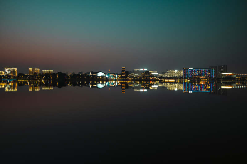 夜幕下的城市倒影图片