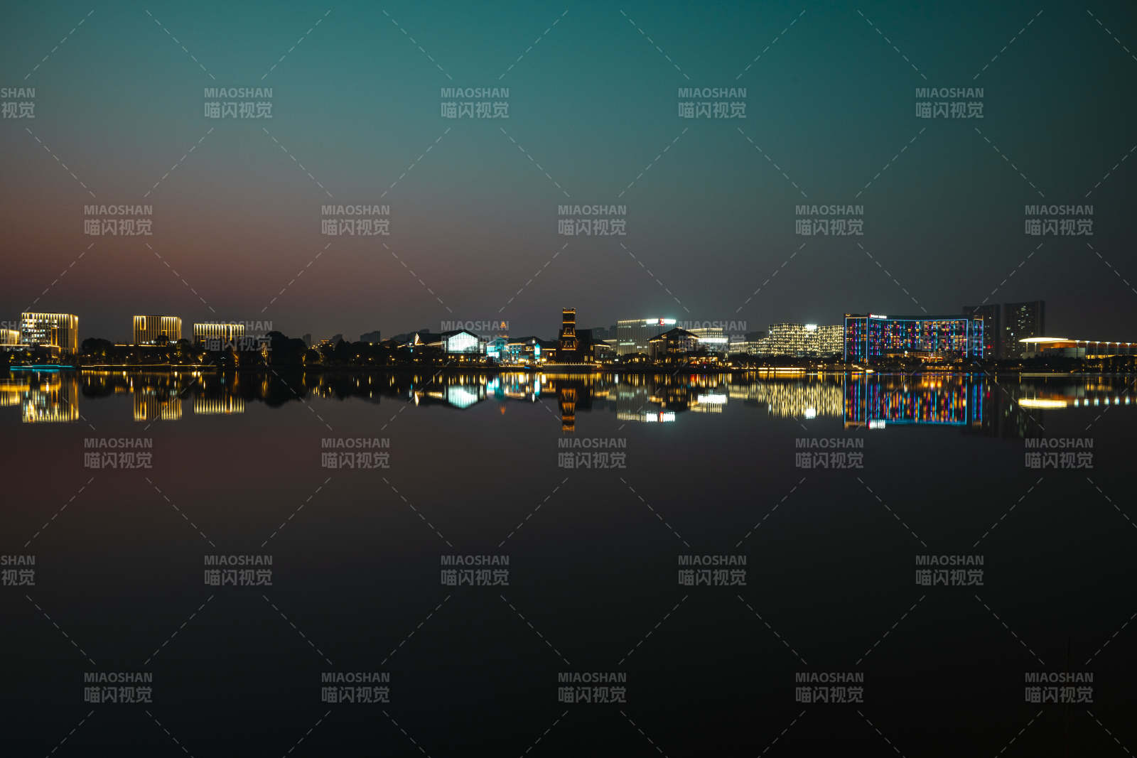 夜幕下的城市倒影图片