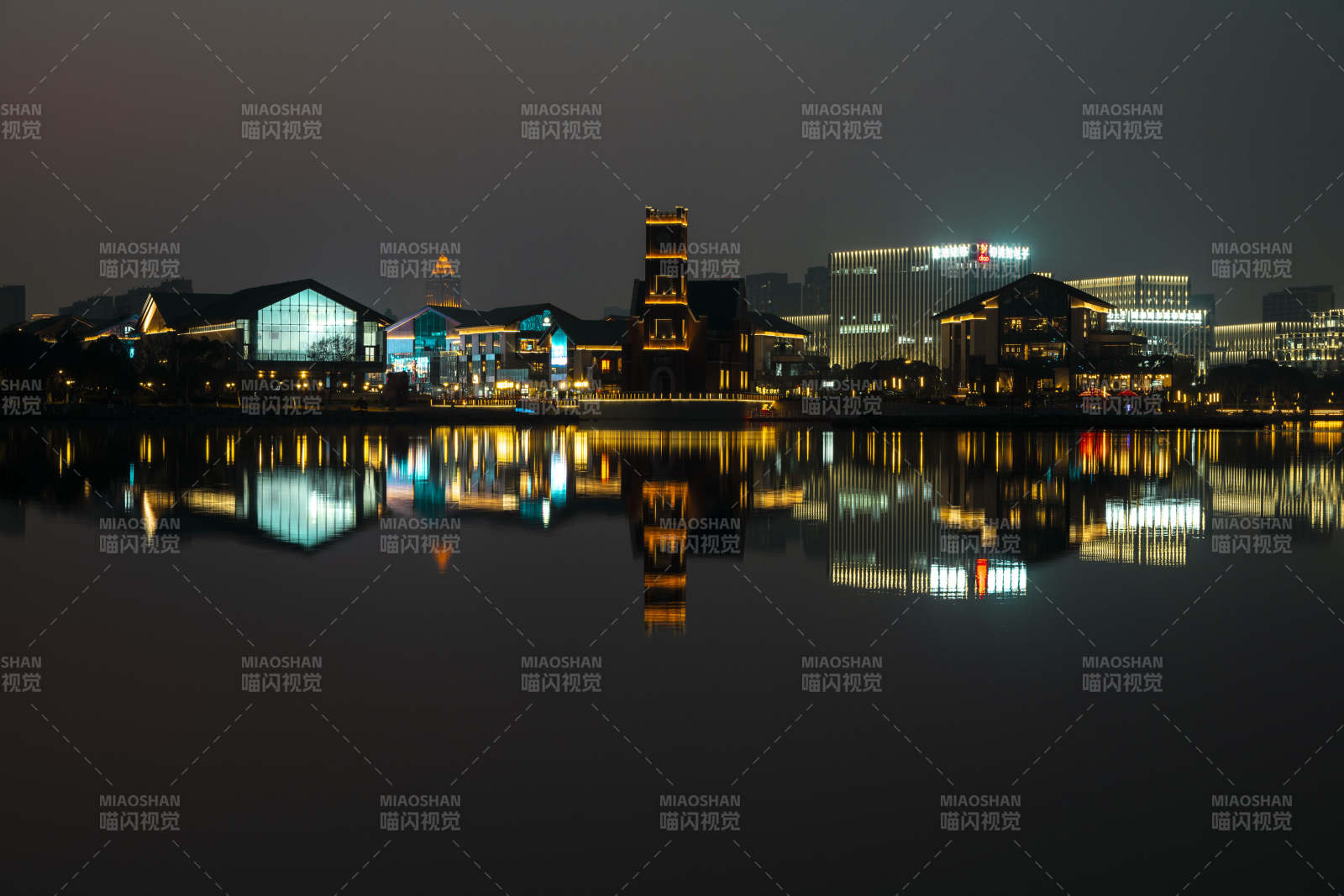 夜景水城倒影图片