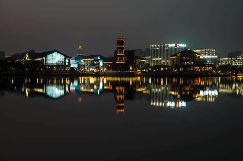 夜景水城倒影图片