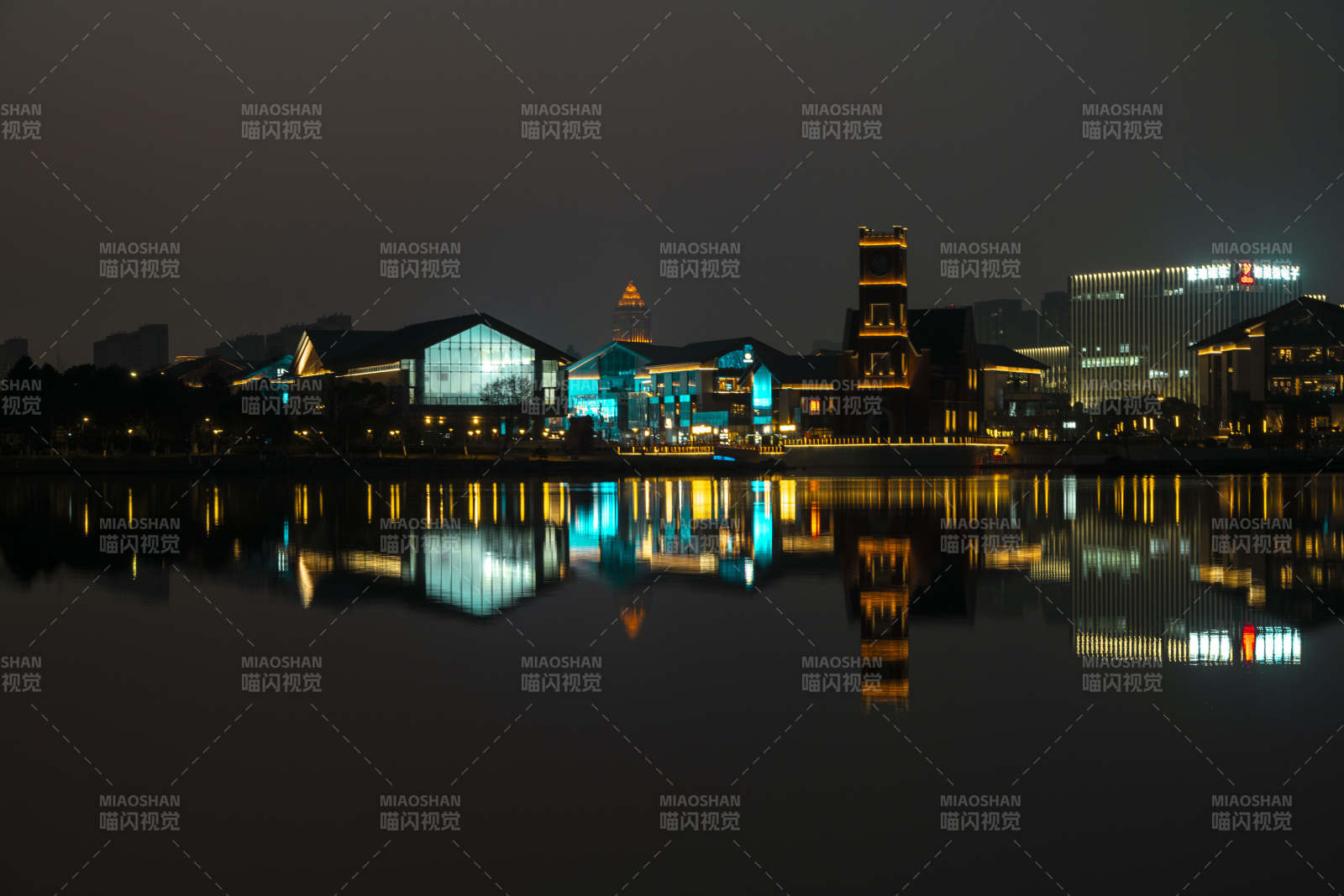 夜景水岸倒影图片