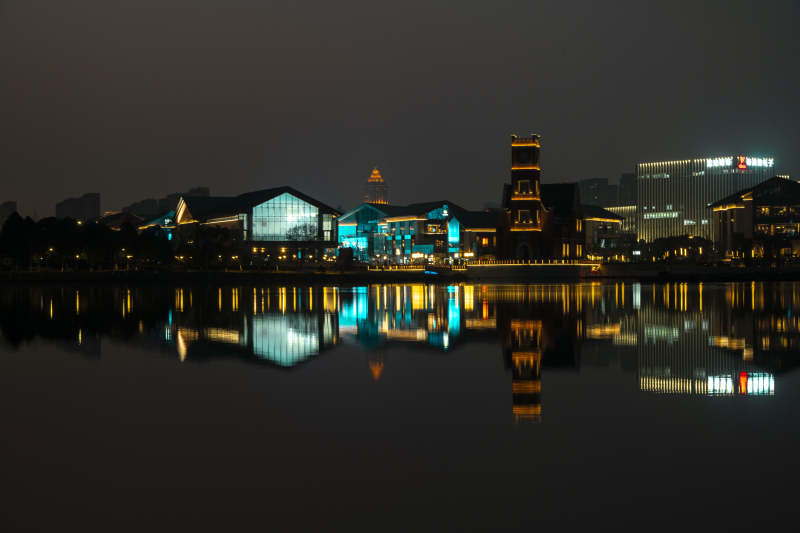 夜景水岸倒影图片