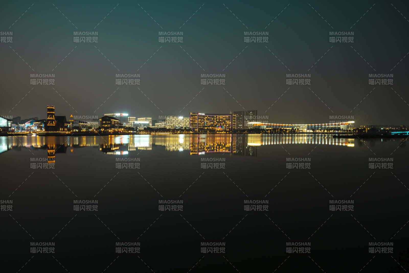 江苏南通紫琅湖城市建筑夜景倒影图片