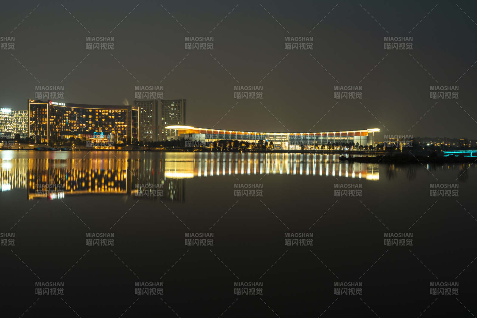 夜景水岸灯火璀璨图片