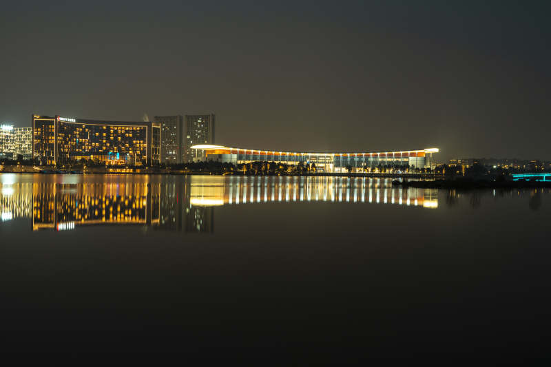 夜景水岸灯火璀璨图片