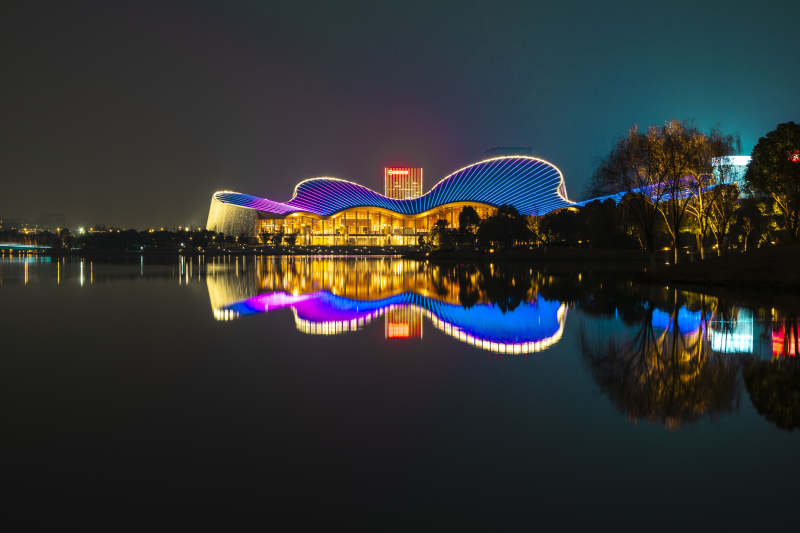 夜色中的流光建筑图片