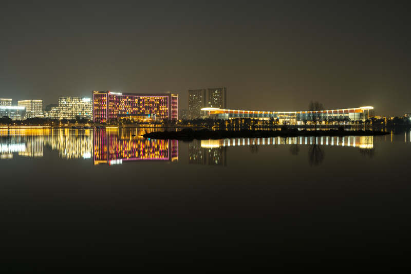 夜景倒影城市灯火图片
