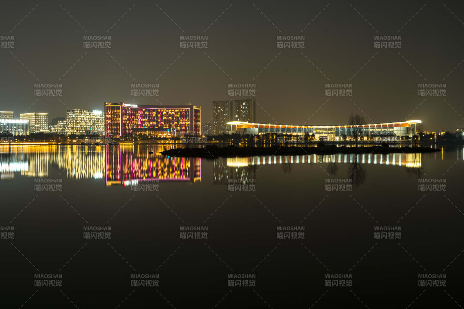 夜景倒影城市灯火图片