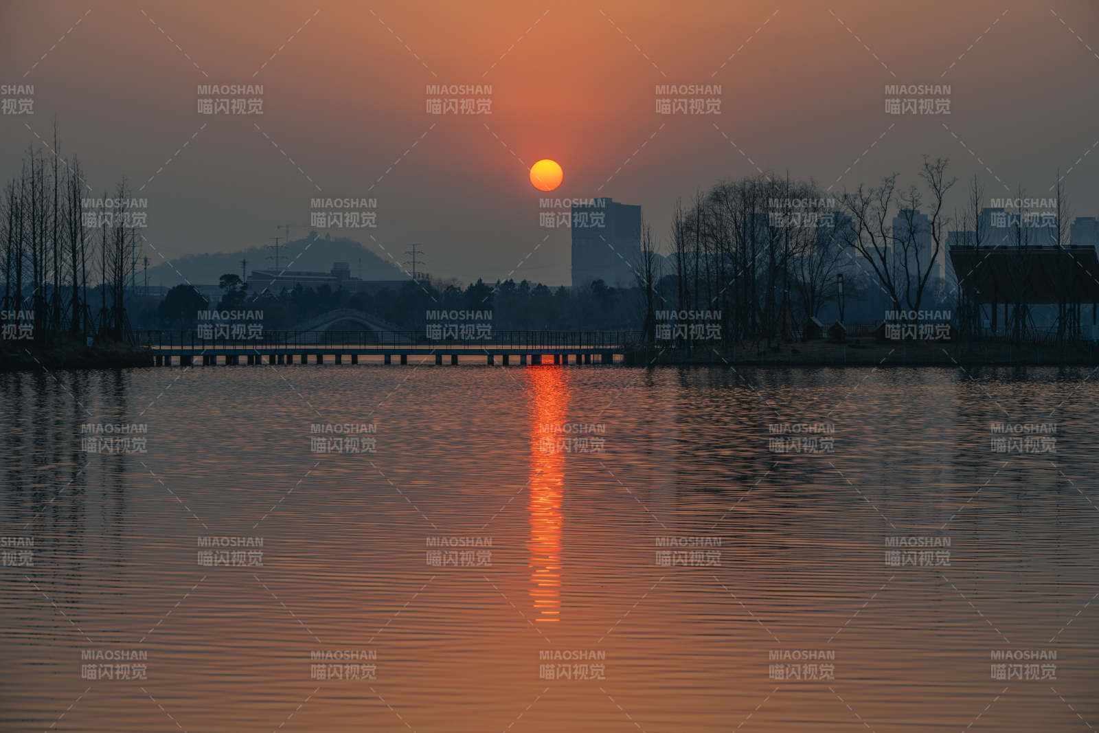 湖畔夕阳映城影图片