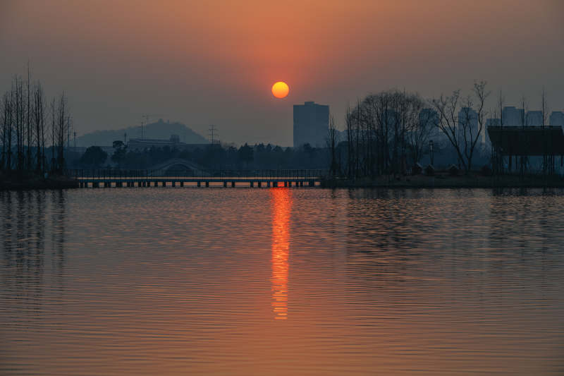 湖畔夕阳映城影图片